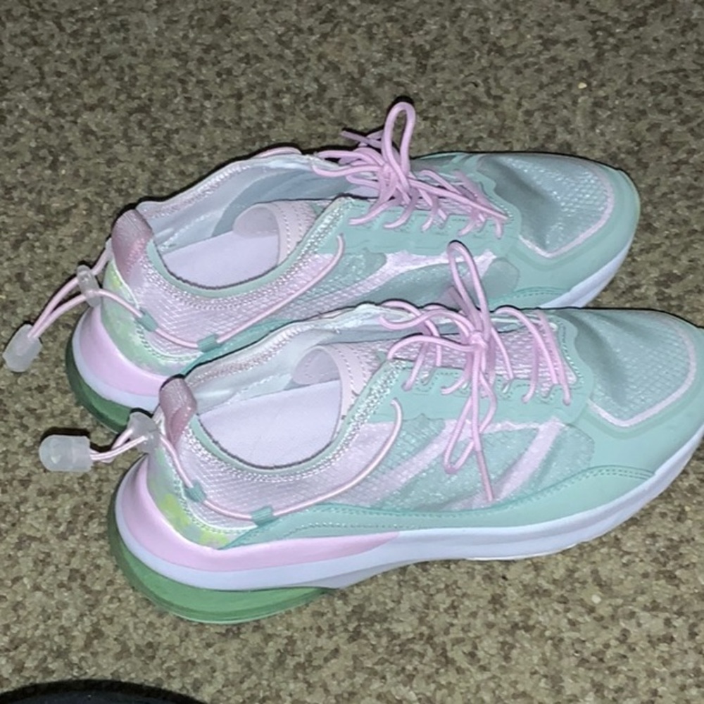 Fabletics sneaker w7 green and pink , nice used condition. Only worn a few times